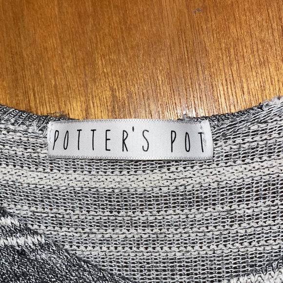 •POTTER'S POT•BLACK & WHITE STRIPED ASYMMETRICAL TASSEL HEM TOP SIZE SMALL - Picture 4 of 6